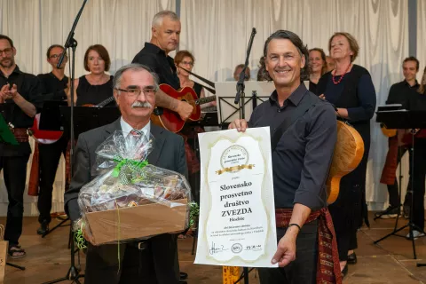 Predsednik Slovenske prosvetne zveze dr. Avguštin Brumnik je predsedniku Zvezde Francu Spitzerju izročil zlato priznanje za dolgoletno delovanje za obstoj slovenskega jezika in kulture na Koroškem. – / Foto: Foto: Tednik Novice Celovec