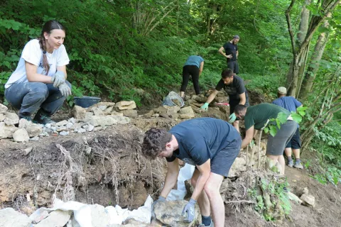 Pri izdelavi suhega uporabljamo skale, ki smo jih dobili tukaj. Podrli smo tudi nekaj originalnih zidov, ki so bili posedeni in jih bomo postavili nazaj. / Foto: Vilma Stanovnik
