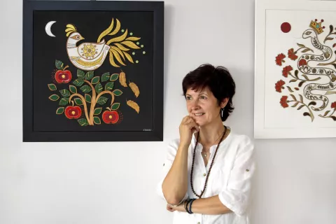 Lidija Debelak je na razstavi v Rokodelskem centru DUO upodobila sedem njej ljubih pravljic. / Foto: Vito Debelak