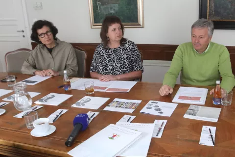 Program letošnjih Vurnikovih dni, ki ga podpira tudi Občina Radovljica, so predstavili Nives Čorak in Barbara Viki Šubic iz Centra arhitekture Slovenije ter radovljiški župan Ciril Globočnik. / Foto: Gorazd Kavčič / Foto: 