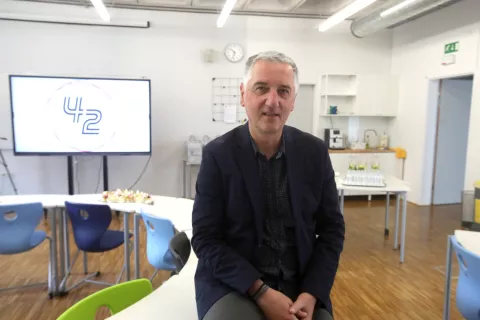 Sašo Stanojev v učilnici 42 / Foto: Gorazd Kavčič / Foto: 