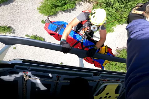 Helikoptersko reševanje poškodovanega tujca v ferati Kamin - Široka polica na območju Rudnice v Bohinju. / Foto: Pu Kranj