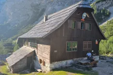 Češka koča na Spodnjih Ravneh je postavljena na višini 1542 metrov. / Foto: Jasna Paladin