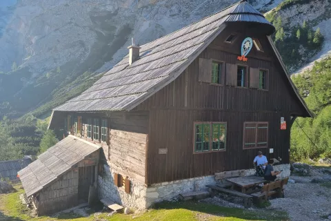 Če&scaron;ka koča na Spodnjih Ravneh je postavljena na vi&scaron;ini 1542 metrov. / Foto: Jasna Paladin