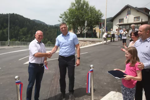 Župan Franci Kranjc (levo) in državni sekretar Andrej Rajh sta slovesno prerezala trak ob odprtju obnovljene regionalne ceste skozi naselje Selo pri Žireh. / Foto: Gorazd Kavčič