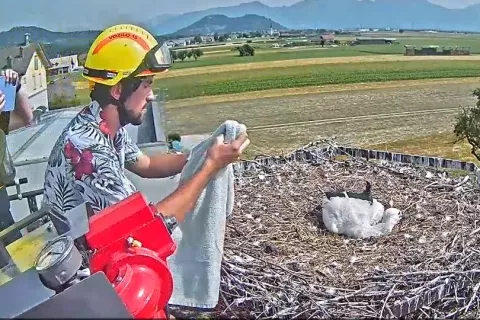 Mitjo Dobovi&scaron;ka so do &scaron;torklje dvignili z gasilsko lestvijo Gasilsko re&scaron;evalne službe Kranj. / Foto: zajem zaslona s kamere ob žabni&scaron;ki &scaron;oli