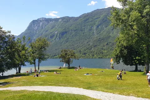 Na obisk gorenjskih turističnih destinacij, posebno Bohinja, sicer zelo vpliva vreme, a obeti za prihajajoči praznični konec tedna so vendarle tudi tam dobri. / Foto: Marjana Ahačič