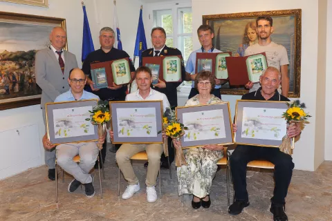 Letošnji občinski nagrajenci z županom Francijem Kranjcem. / Foto: Foto Viktor Žiri