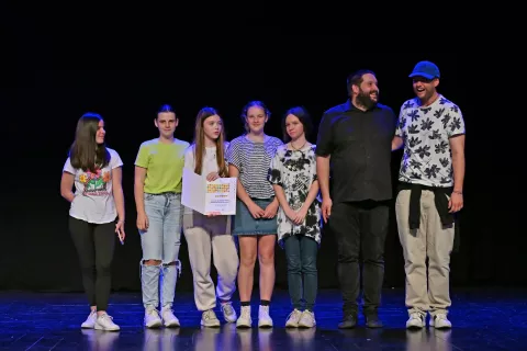 Zlato plaketo za najboljšo predstavo na Srečanju otroških gledaliških skupin Slovenije so prejela dekleta starejše otroške gledališke skupine CKD Dramatikon za predstavo Otroštvo 1996.  / Foto: Janez Eržen