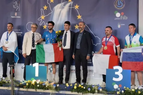 Na zmagovalnem odru je bila, po zaslugi Škofjeločana Damjana Sofronievskega, tudi slovenska zastava. / Foto: Bzs