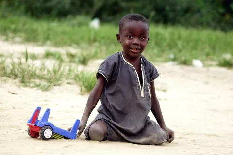 Ta afriški deček, fotografiran leta 2016 v Nigeriji in eden od »prihodnjih ljudi«, nima nobenih možnosti vplivati na to, v kakšnem svetu bo živel. / Foto: Wikipedija