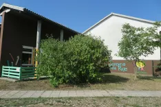 Osnovna šola Roje bo v prihodnjem šolskem letu pokala po šivih, boljši časi pa se jim obetajo prihodnje leto, ko se bosta začeli približno milijon evrov vredni prizidava in rekonstrukcija. / Foto: Jasna Paladin