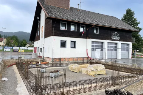 Ob gasilskem domu na Dobračevi so zastavili gradnjo prizidka. / Foto: Tanja Mlinar