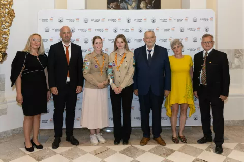 Letošnji občinski nagrajenci skupaj z županom Občine Škofja Loka Tinetom Radinjo: Lejla Mahmutović, Barbara Fojkar, Marina Trojar Kular, Tomaž Tozon, Martina Dagarin in Rupert Widmann / Foto: Peter Košenina