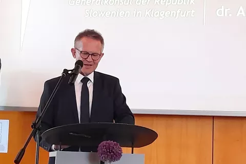 Generalni konzul Republike Slovenije v Celovcu dr. Anton Novak je pretekli teden še zadnjič v tej vlogi nagovoril povabljene na proslavi ob slovenskem dnevu državnosti. Po petih letih službovanja v Celovcu odhaja v pokoj. / Foto: Jože Košnjek / Foto: 