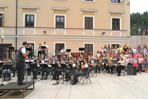 Trg pod gradom je ime dobil pred nekaj leti, na njem pa je v ponedeljek potekala proslava ob dnevu državnosti. Od danes pa bo novo ime nosil trg ob Kašči, ki se bo imenoval Trg mesta Freising. / Foto: Vilma Stanovnik / Foto: 