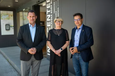 Poletno dogajanje na Bledu so na novinarski konferenci predstavili blejski župan Anton Mežan, direktorica Zavoda za kulturo Bled Lea Ferjan in direktor Javnega zavoda Turizem Bled Blaž Veber. / Foto: Primož Pičulin