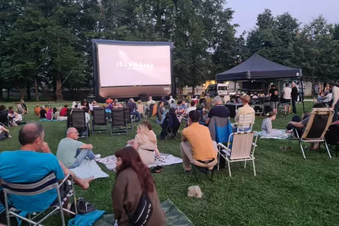 Prvi poletni filmski večer v radovljiškem grajskem parku / Foto: Marjana Ahačič
