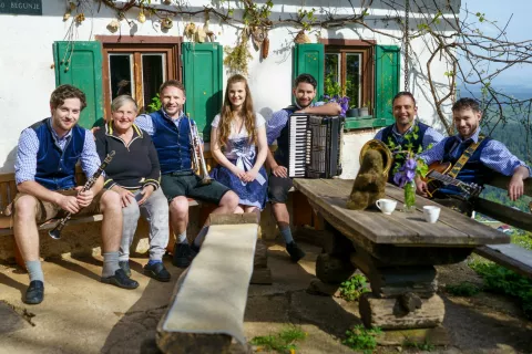 Svizci so že posneli videospot za svojo istoimensko pesem, katere namen je v bistvu, da se člani ansambla predstavijo publiki. / Foto: Arhiv Ansambla (Tjaša Barbo)