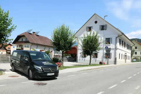 Projekt Hop on &ndash; Hop off okrog Kamni&scaron;ko-Savinjskih Alp je lepo zaživel. Letos je že od prvega dne, kar kombi izvaja krožne vožnje, obisk dober. Fotografija je nastala v Cerkljah. / Foto: Alenka Brun