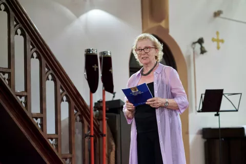 Nagovor Marije Kolar, predsednica Društva ljubiteljev stare glasbe, na prvem koncertu jubilejnega Festivala Radovljica 2022 / Foto: Jana Jocif, Festival Radovljica