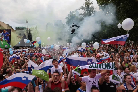 Slovenske nogometaše je na Kongresnem trgu v LJubljani v torek pričakala množica navijačev. / Foto: Spletna Stran Nogometne Zveze Slovenije