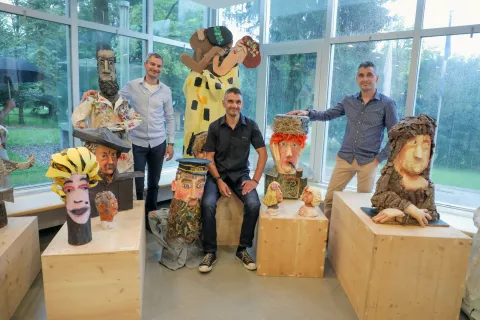 razstava Festivala Bled Od portreta do karikature bratov Poklukar Jože, Matjaž dvojčka in Primož festivalna dvorana Bled na fotografiji z leve Primož, Jože in Matjaž / Foto: Tina Dokl