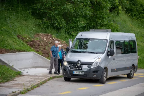 Minibus vozi krožno po jeseniški občini. / Foto: Nik Bertoncelj