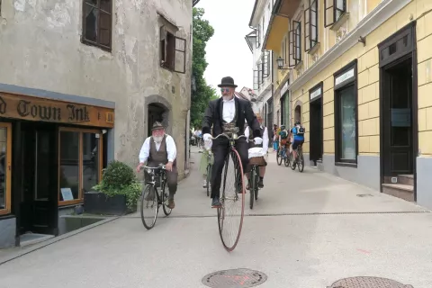 Predsednik Društva Rovtarji Brane Tavčar vedno navdušuje na svojem kolesu. / Foto: Vilma Stanovnik / Foto: 