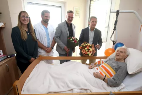 Zofiji Peternel so za rojstni dan voščili tudi v radovljiškem Domu dr. Janka Benedika, kjer živi zadnjih nekaj let. / Foto: Gorazd Kavčič / Foto: 