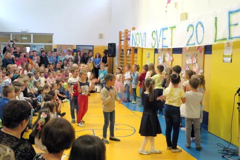 Šolarji in učiteljice so ob obletnici poskrbeli za prijeten program. / Foto: Vilma Stanovnik / Foto: 
