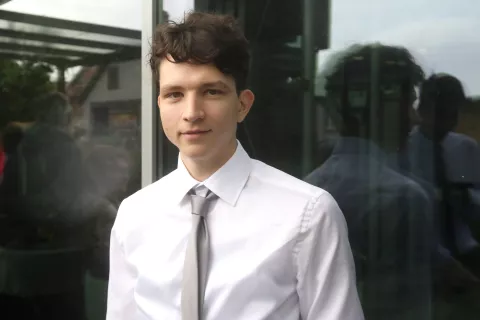 Jernej Dežman, Šolski center Kranj: »Vpisal sem se na fakulteto za računalništvo in informatiko, saj me oboje, pa tudi matematika, zelo zanima, računalniško smer sem izbral že na tehniški gimnaziji. Malo me sicer skrbi, ker je število vpisnih mest omejeno, tako da se bo treba pri maturi kar potruditi.« / Foto: Gorazd Kavčič / Foto: 