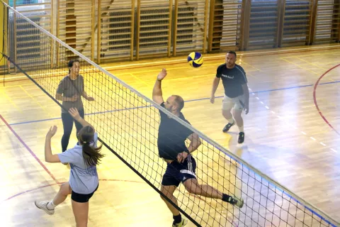 Učenci so se s starši in učitelji med drugim pomerili v odbojki. / Foto: Gorazd Kavčič / Foto: 