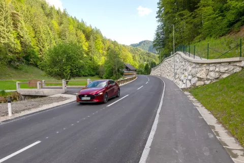 V Železnikih so rekonstruirali 650-metrski odsek regionalne ceste iz Loga proti Rudnu. / Foto: Primož Pičulin / Foto: 