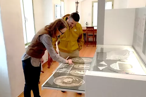 Ob ogledu Muzeja Železniki so turističnemu agentu Marwanu Alkhawayi iz Dubaja predstavili tudi klekljarsko tradicijo. / Foto: 