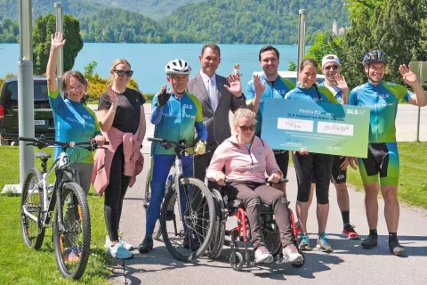 Dobrodelni projekt, ki se je začel 13. aprila, so zaključili na Bledu, kjer je kolesarje in Lano Nino sprejel župan Občine Bled Anton Mežan. / Foto: Maša Likosar / Foto: 