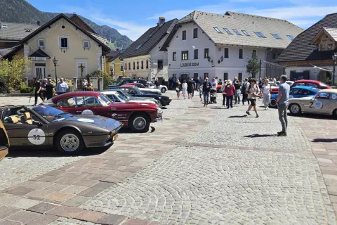 Postanek na trgu pred cerkvijo v Kranjski Gori. Najmlajši avto je bil letnik 1957. / Foto: 