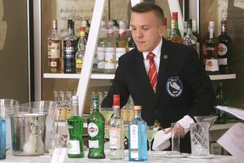 Jožef Fartek je nedavno tekmoval tudi na Bledu, pretekli konec tedna pa je na barmanskem tekmovanju na Češkem odlično zastopal Slovenijo – osvojil je peto mesto. / Foto: Alenka Brun / Foto: 