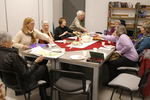 Druženja Knjigosnedk so vedno zanimiva. Na fotografiji so: Mojca, Nataša, Stanka, Lena, Ela, Sonja, Anči, Milena in Marija. / Foto: Olga Lipič / Foto: 