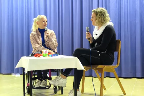 Mateja Pintar Pustovrh je obiskala svojo nekdanjo šolo in v pogovoru z Barbaro Trdina navdušila sedanje učence. / Foto: Vilma Stanovnik / Foto: 