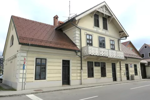 V Hribarjevo vilo nameravajo vnesti nove vsebine z muzejskimi razstavami. Oživiti pa jo želijo tudi s kavarno – za najem prostora v pritličju z vrtno teraso bodo objavili razpis. / Foto: Ana Jagodic Dolžan / Foto: 