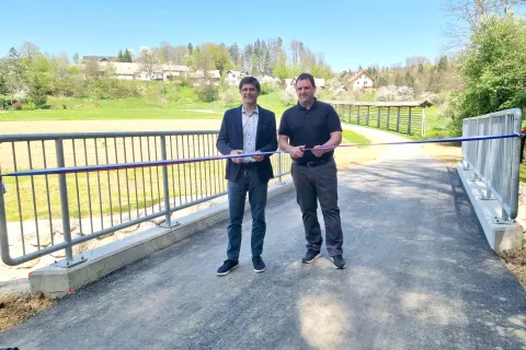 Novi most sta uradno odprla kranjski župan Matjaž Rakovec (levo) in predsednik Krajevne skupnosti Besnica Primož Bavdek. / Foto: Simon Šubic / Foto: 