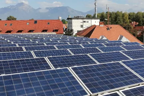 Na nekaterih občinskih objektih, kot je OŠ Janeza Puharja Kranj – Center, so sončne elektrarne že postavljene. / Foto: MOK / Foto: 