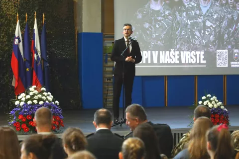 Minister za obrambo Marjan Šarec je na dogodku v kranjski vojašnici gorenjske srednješolce povabil, naj se pridružijo Slovenski vojski. / Foto: Gorazd Kavčič / Foto: 