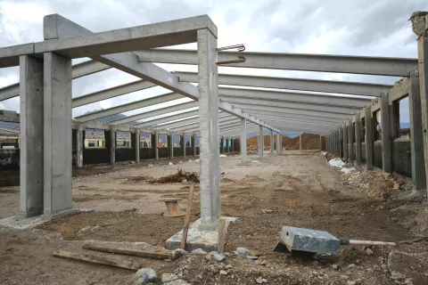 V kranjski vojašnici prenavljajo hangarje za hranjenje bojnih vozil in rekonstruirajodelavnico za vzdrževanje vojaških vozil. / Foto: Rajko Petek/SV / Foto: 