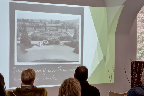 Eden izmed prizorov iz preteklosti, ujet v fotografski objektiv, ki ga današnji obiskovalec Arboretuma Volčji Potok hitro prepozna. / Foto: Alenka Brun / Foto: 