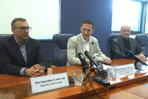 Ustno zdravje je tesno povezano z različnimi boleznimi, so na novinarski konferenci poudarili Dime Sapundžiev, Matej Praprotnik in Robert Gratton. / Foto: Gorazd Kavčič / Foto: 