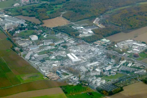 Pogled na CERN, Evropsko organizacijo za jedrske raziskave. Njen sedež je zahodno od Ženeve v občini Meyrin, na meji med Francijo in Švico. / Foto: Wikipedija / Foto: 