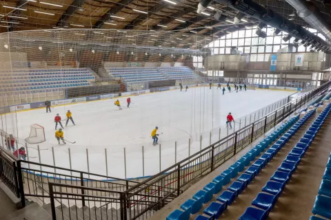 Infrastruktura Bled načrtuje temeljito prenovo Ledene dvorane Bled, ki naj bi stekla marca prihodnje leto. / Foto: Primož Pičulin / Foto: 