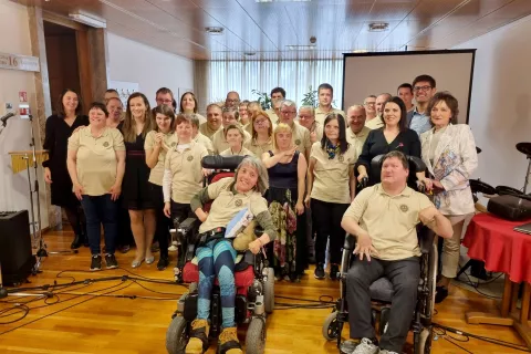 Uporabniki VDC Kranj so premierno izvedli predstavo Vrednote nas povezujejo in osrečujejo. / Foto: Simon Šubic / Foto: 